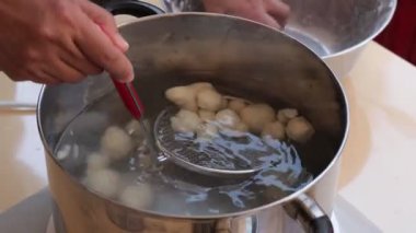 Canlı bir İtalyan mutfağında geleneksel gnocchi hazırlama sanatını keşfetmek