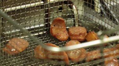 Kızartma makinesinden çıtır çıtır tatlar çıkıyor. Mutfakta küçük lokmalar pişirme sanatını sergiliyor.