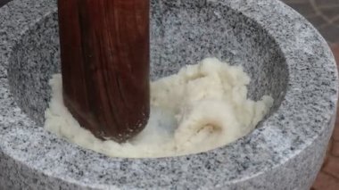 Geleneksel hamur hazırlama metodu. Kültürel bir köyde sabah vakti huzurlu bir açık hava ortamında.