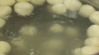 Sıcak bir mutfak ortamında kaynayan tatlı topların kaynama sanatını keşfedin.