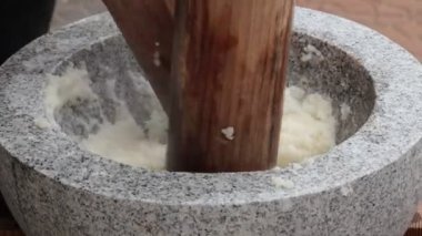 Sabah saatlerinde hareketli bir pazarda geleneksel pirinç unu yapmak, antik yöntemleri ve canlı kültürleri sergilemek.