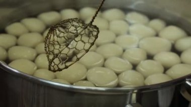 Lezzetli aromalarla dolu sıcak bir mutfakta yumuşak ve yumuşak hamur tatlısı yapma sanatından zevk almak.