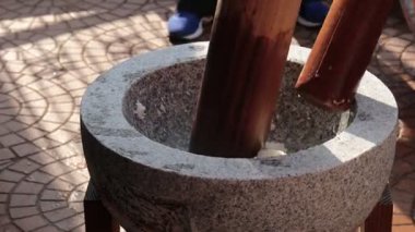 Hareketli bir piyasada geleneksel taş öğütme, canlı çevrelerde lezzetleri canlandırır.