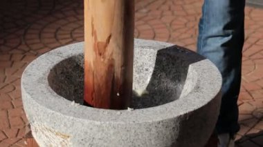 Taştan aletler ve el yapımı malzemelerle kırsal bir mutfakta geleneksel yemek pişirme tekniklerini keşfediyorum.