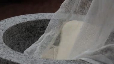 Kırsal kesimde sakin bir mutfakta aşkla geleneksel hamur işi yapmak.