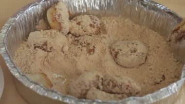 Canlı mutfak ortamında geleneksel tatlı hazırlığının tatlısı.