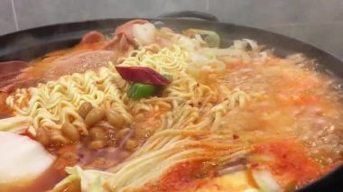 Zengin tatlar ve sıcaklıkla dolu canlı bir mutfakta lezzetli baharatlı şehriye çorbası kaynıyor.