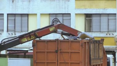 Ağır makinelerin kentsel çevredeki enkazı kaldırdığı heyecanlı anlar