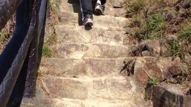 Bereketli bir dağ manzarasında antik taş basamaklarda manzaralı bir yürüyüşe çıkmak.