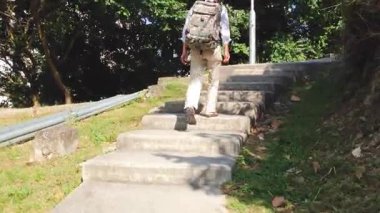 Aydınlık bir ortamda güneşli bir günde yemyeşil yollarda dolambaçlı yolları keşfetmek