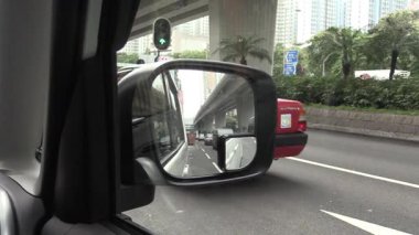 Canlı kentsel dürtü güneşli bir günde hareketli bir şehrin hareketli caddelerini ve renkli araçlarını sergiliyor.