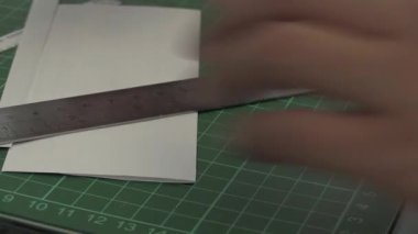 Rahat bir çalışma alanında yaratıcı tasarım projeleri için araçlar ve kağıtlar ile ustalık