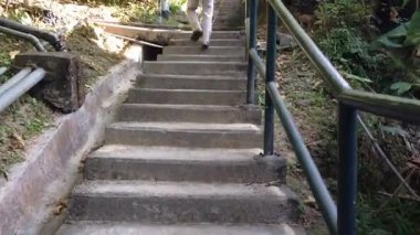 Doğada gizli bir yolu keşfetmek merdivenlerin ve yolların arasında kucaklaşmak