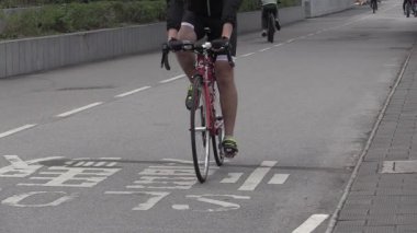 Güneşli bir öğleden sonra huzurlu bir şehir yolunda bisiklet sürüyor.