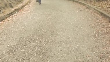 Bulutlu bir öğleden sonra arkadaşlarımız ve ailelerimizle huzurlu bir yolculuk deneyimi yaşarken doğanın huzurlu yollarında yürüyoruz.