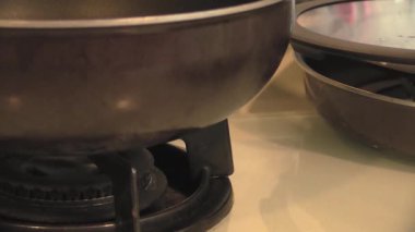 Keyifli bir öğleden sonra toplantısında sıcak bir mutfakta lezzetli yemekler pişirmek.