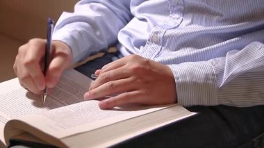 Samimi bir çalışma ortamında yazmak ve not almak büyüleyici bir an.