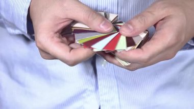 Kart sanatında ustalaşmak renkli güvertelerle parlak bir odada gelişmek