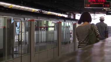 Öğleden sonra ışığında hareketli bir şehir tren istasyonunda yolculuk.