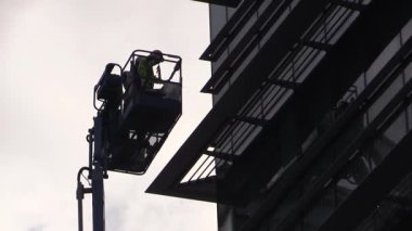 Bulutlu bir öğleden sonra şehrin en üst katındaki bakım işleri yükseliyor.