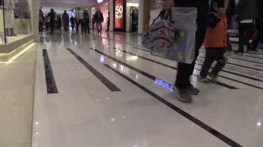 Heyecanlı bir akşamda alışveriş merkezini keşfeden müşterilerin heyecanlı anları