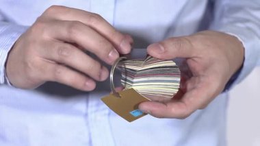 Canlı renklere ve eşsiz dokulara sahip kumaş örneklerinin güzel bir koleksiyonunu keşfediyorum.