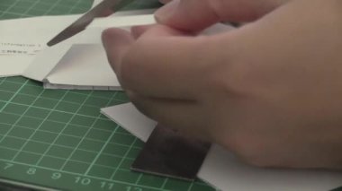 Bir el sanatları masasında eşsiz kağıt şekilleri ustalıkla ve yaratıcılıkla hazırlamak