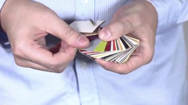 Güneşli bir öğleden sonra sıcak bir toplantıda şaşırtıcı bir beceri ve yaratıcılık gösterisinde eşsiz kart numaraları sergilenir.