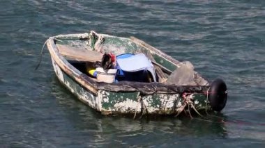 Huzurlu sularda huzurlu bir sabahta kendini adamış bir balıkçıyla sakin bir kır teknesinde sükunet yaratmak.