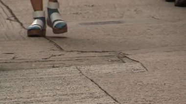 Gün batımında kalabalık caddelerde yürüyen insanlar gibi hareketli bir şehirde günlük hayatın ritmini keşfediyorum.