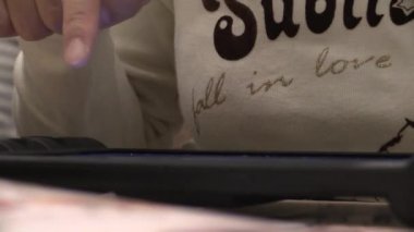 İçerideki sıcak bir akşamda teknolojiyle meşgul olmak ve yaratıcılığı keşfetmek