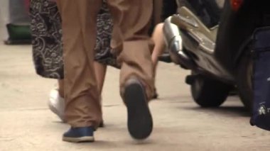 Kalabalık bir şehirde insanlar gün batımında birlikte yürürken, hareketli caddeleri keşfetmek.