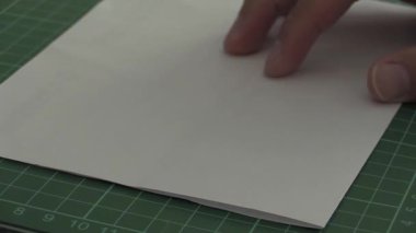 Yaratıcı eller verimli bir öğleden sonra çalışma alanında ustalıkla çalışırlar.