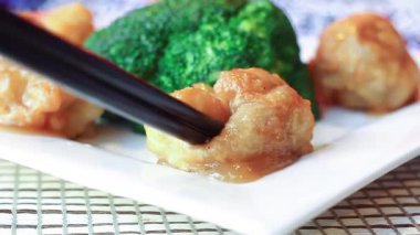 Lezzetli karidesli börekler canlı yeşilliklerle sergileniyor.