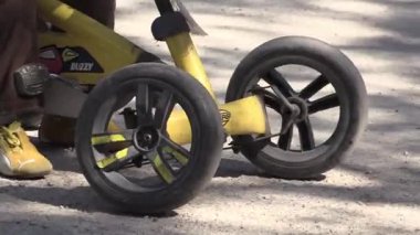 Güneşli bir park ortamında eşsiz bebek arabaları ile açık hava keşiflerinin keyfini çıkarıyorum.