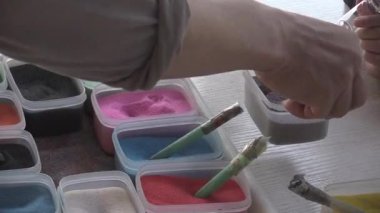 Yaratıcı eller, güneşli bir açık hava atölyesinde neşeli bir zanaat yolculuğunda canlı renkleri keşfeder.