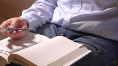 Yaratıcı zihin rahat çalışma alanında çalışıyor notlar ve düşünceler özgürce akıyor.