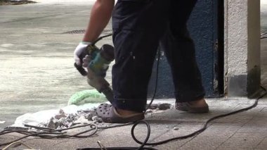 Yaratıcı yenileme, yetenekli ellerin malzemeleri hassasiyetle ve özenle dönüştürdüğü canlı bir atölyede gerçekleşiyor.