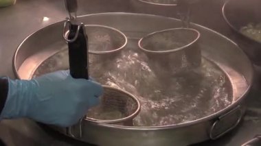 Buhar ve lezzetle dolu bir mutfakta geleneksel hamur tatlısı yapmak.