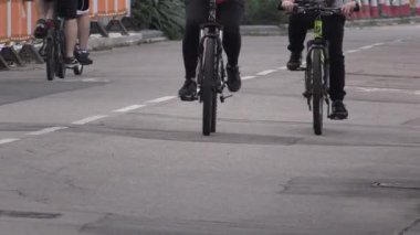 Güneş batarken şehir sokaklarında bisiklet sürmek, şehir maceralarının heyecanını yakalamak ve iki tekerlekli yolculuğun neşesini yakalamak.