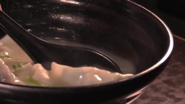 Lezzetli çorbanın içinde buharda pişirilmiş hamur köfteleri, sıcak bir akşam yemeğinde enfes bir aşçılık deneyimi.