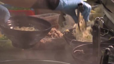 Lezzetli Asyalı, heyecan verici malzemeler ve becerikli ellerle dolu bir mutfakta ustaca pişirilmiş kızartmadan esinlenmiştir.