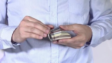 Eşsiz kart numarası, özel bir toplantıda hassas el hareketleri ve akıllı mekanik teknikleri ile hayrete düşürür.