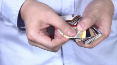 Pürüzsüz hareketler ve ev renkleri ile kart düzenleme ustası