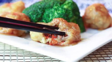 Şehrin göbeğindeki canlı bir mutfaktan ev yapımı lezzetli atıştırmalıklar.