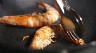 Yaz akşamında karidesleri ızgarada pişireceğim.