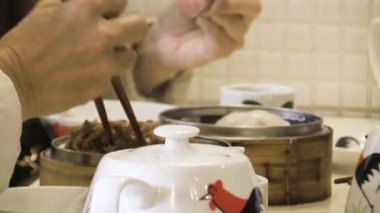 Şehrin göbeğindeki sıcak bir Dim Sum restoranında keyifli bir yemeğin tadını çıkarıyorum.