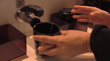 Şehrin göbeğindeki samimi bir kafede mükemmel kahve yapma sanatını keşfediyorum.