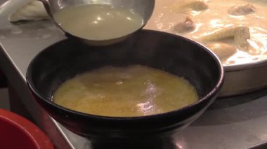 Sıcak ve tatlarla dolu sıcak bir mutfakta geleneksel ev yapımı çorba yapmak için nefis bir yöntem.