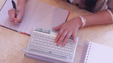 Modern teknolojiyi klasik el yazısıyla harmanlayan rahat bir kafede çalışan yaratıcı zihinler.